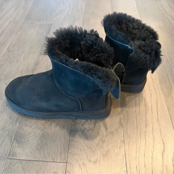 UGG Black Fur-Lined Footwear - Picture 4 of 5